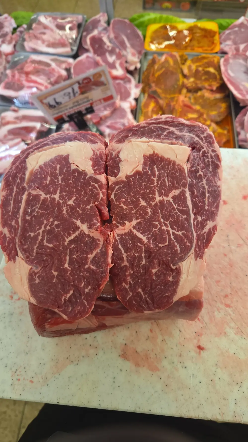 Zwei dicke Entrecôte-Steaks