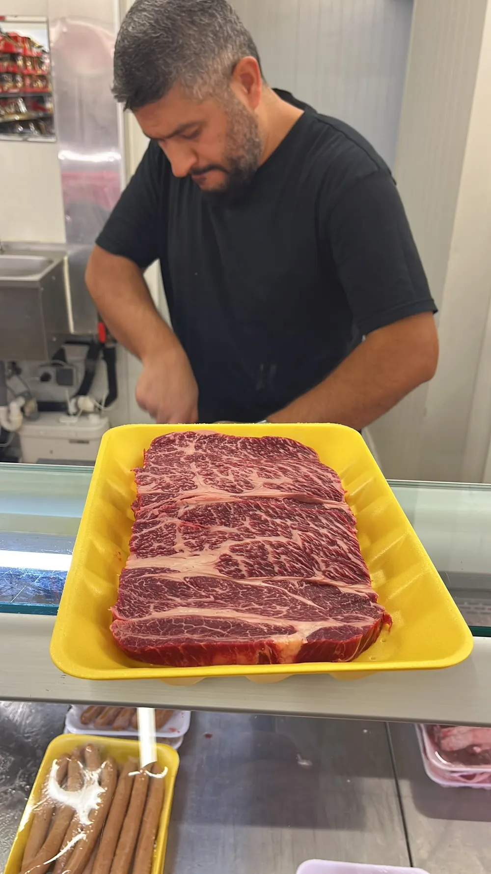 Mustafa schneidet frisches Fleisch zu